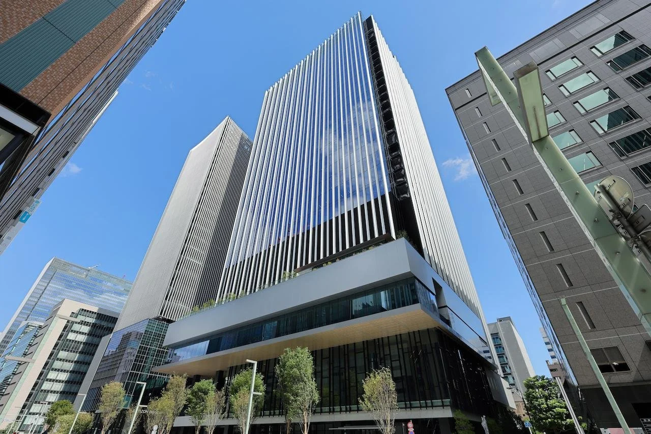 青空の下、通りから見上げたTODA BUILDINGの外観